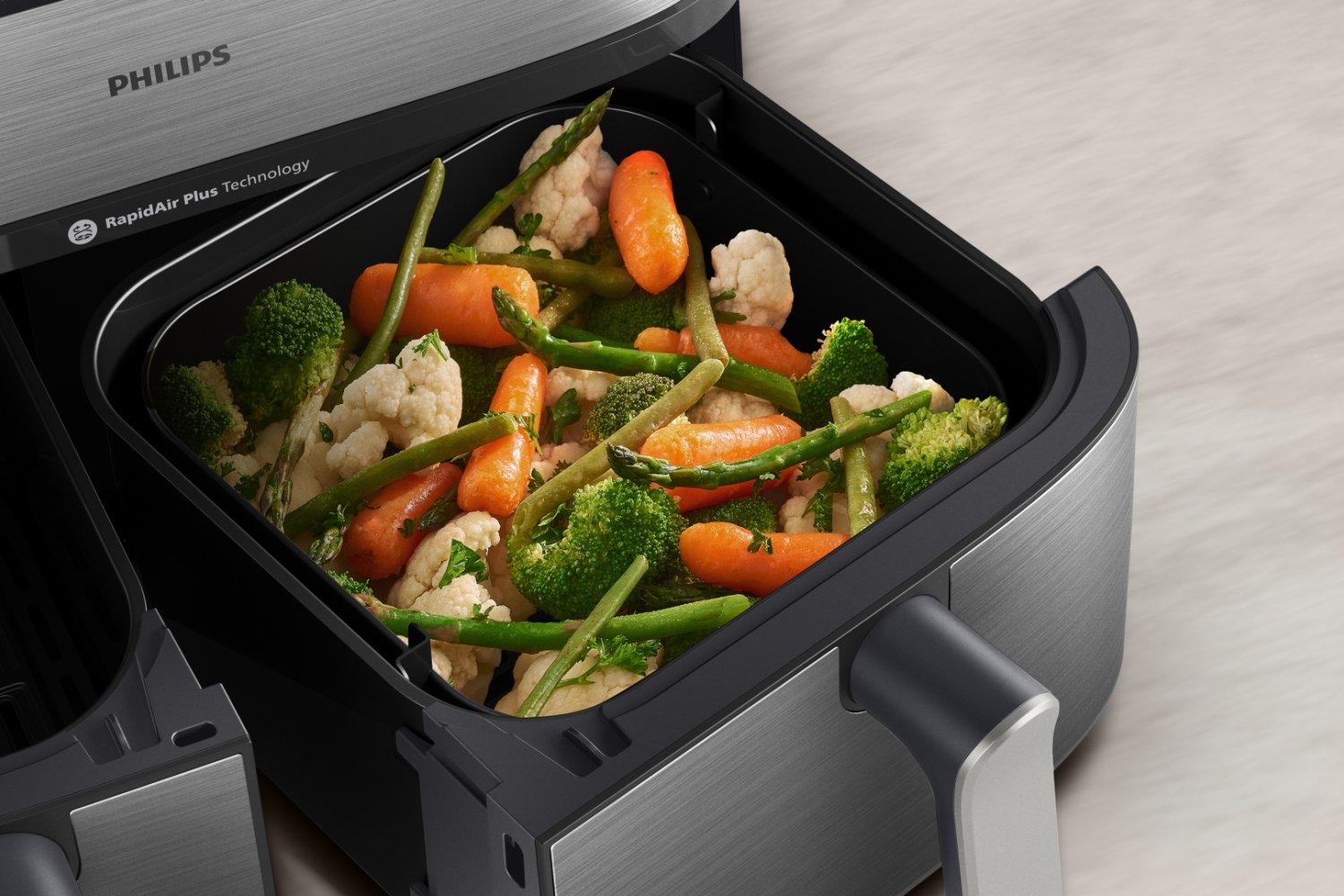 Airfryer Philips Ovi Ultra MegaBasket z technologią SteamFry łączy działanie gorącego powietrza i pary. Dzięki temu warzywa pozostają soczyste, zachowują strukturę i apetyczny wygląd.