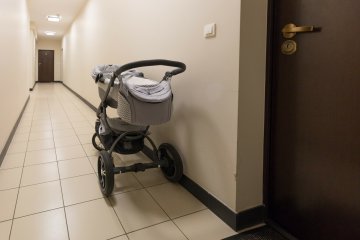 wózek na klatce schodowej