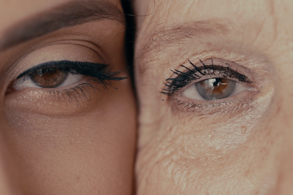 Na zdjęciu widać zbliżenie na twarz dwóch kobiet – starszej i młodszej