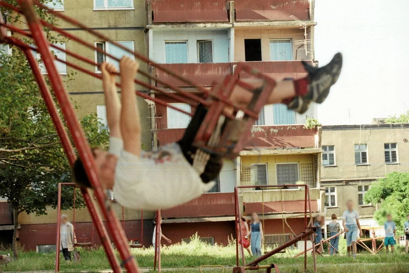 plac zabaw na osiedlu bloków w latach 90. plac zabaw na osiedlu bloków w latach 90.