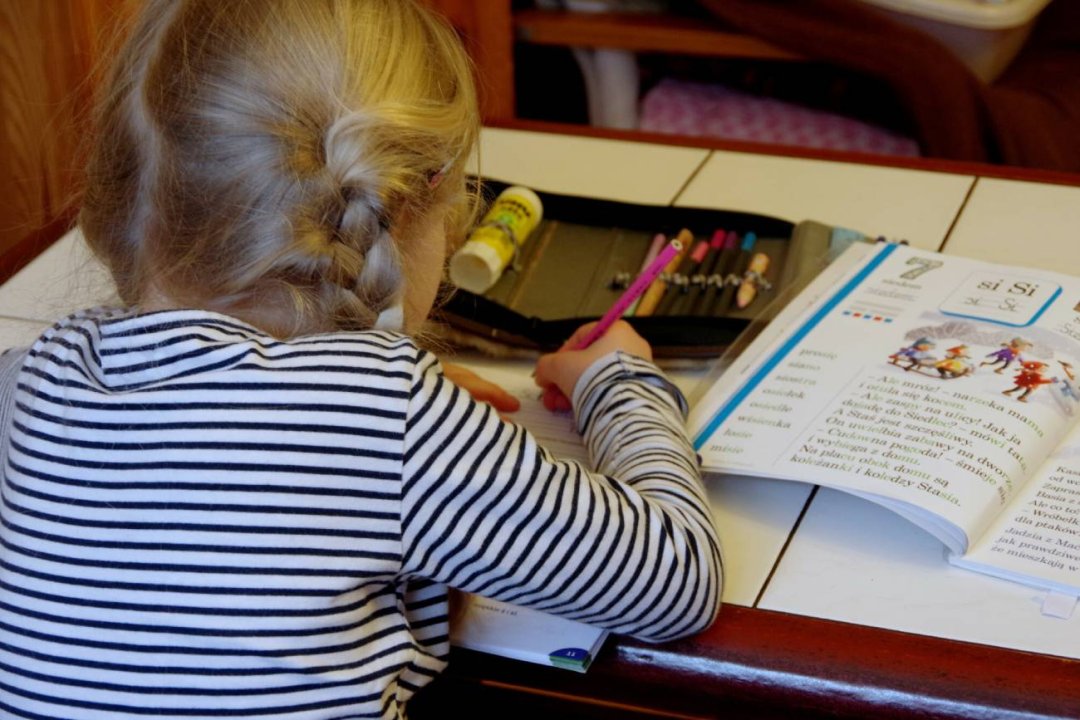 Nauczanie indywidualne a edukacja domowa różnice w nauczaniu w domu