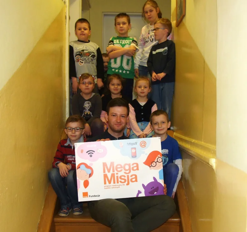Marcin Cybruch, wychowawca w świetlicy w Szkole Podstawowej im. Jana Pawła II w Łęgajnach, i jego podopieczni, którzy biorą udział w programie MegaMisja