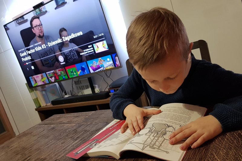 "Dziennik: Zagadkowa Podróż" to książka dla dzieci, która poza wciągającą i edukującą historią z udziałem sympatycznych bohaterów zawiera mnóstwo zagadek rozwijających u młodych czytelników różne zdolności