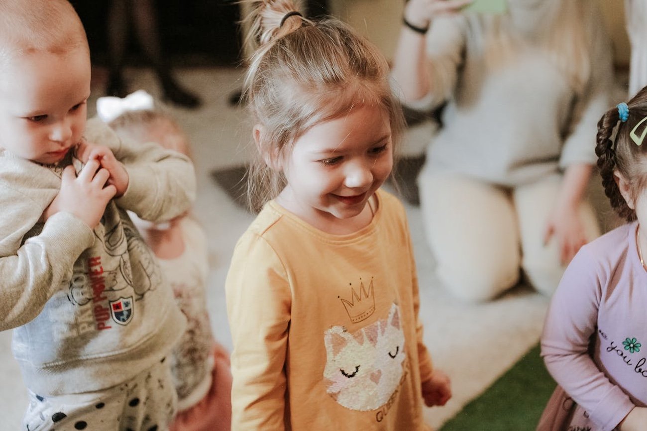 Wychowanie dziecka w duchu hojności i empatii to proces, który wymaga cierpliwości i mądrego podejścia.