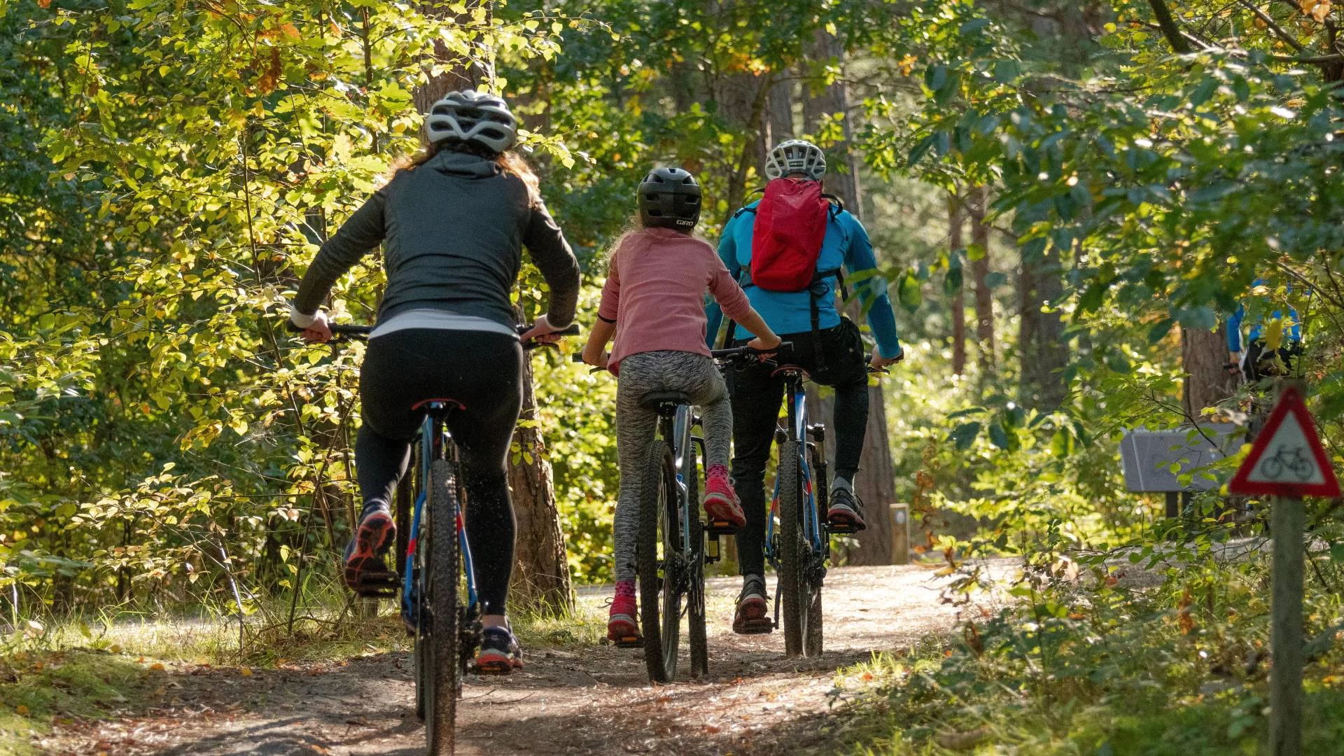Wjechała z dziećmi w sam środek majówki w Warszawie. Oberwało się rowerzystom