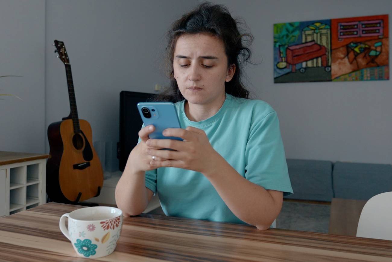 kobieta przegląda e-dziennik w telefonie