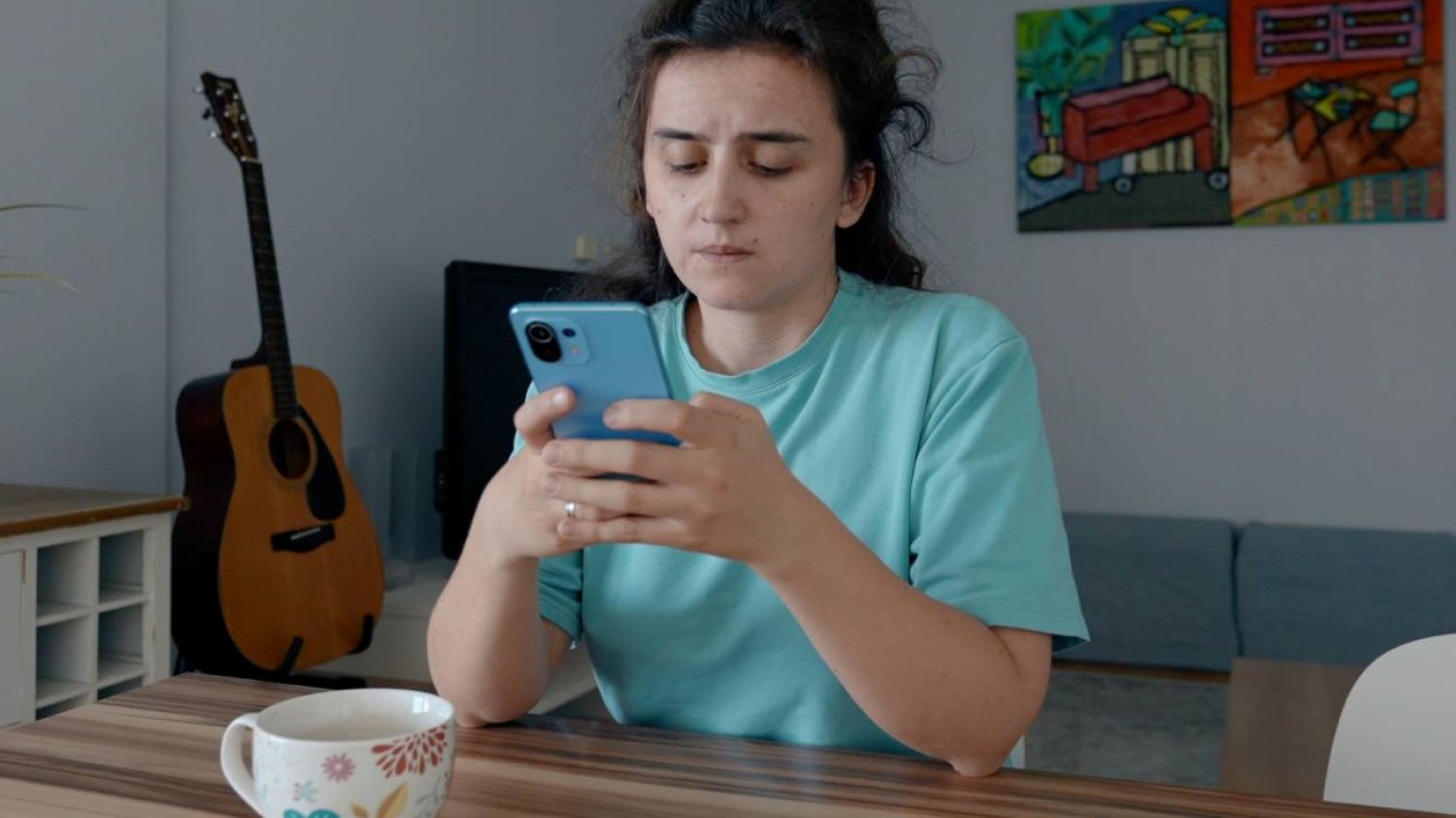 kobieta przegląda e-dziennik w telefonie kobieta przegląda e-dziennik w telefonie
