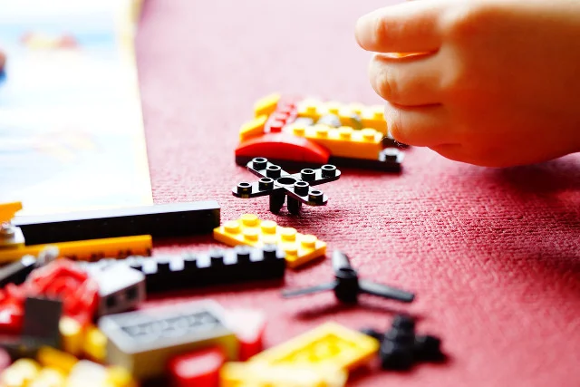 Fot. Pixabay / [url=http://pixabay.com/en/lego-build-building-blocks-toys-708089/]Efraimstochter[/url] / [url=http://pixabay.com/en/service/terms/#download_terms]CC0 Public Domain[/url]