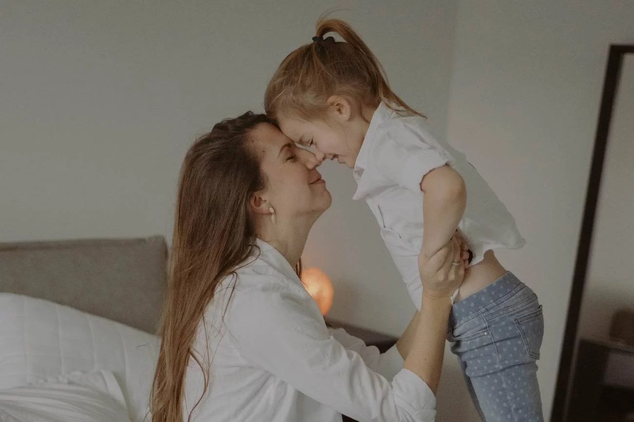 mama, córka, rodzicielstwo bliskości, bliska więź z dzieckiem