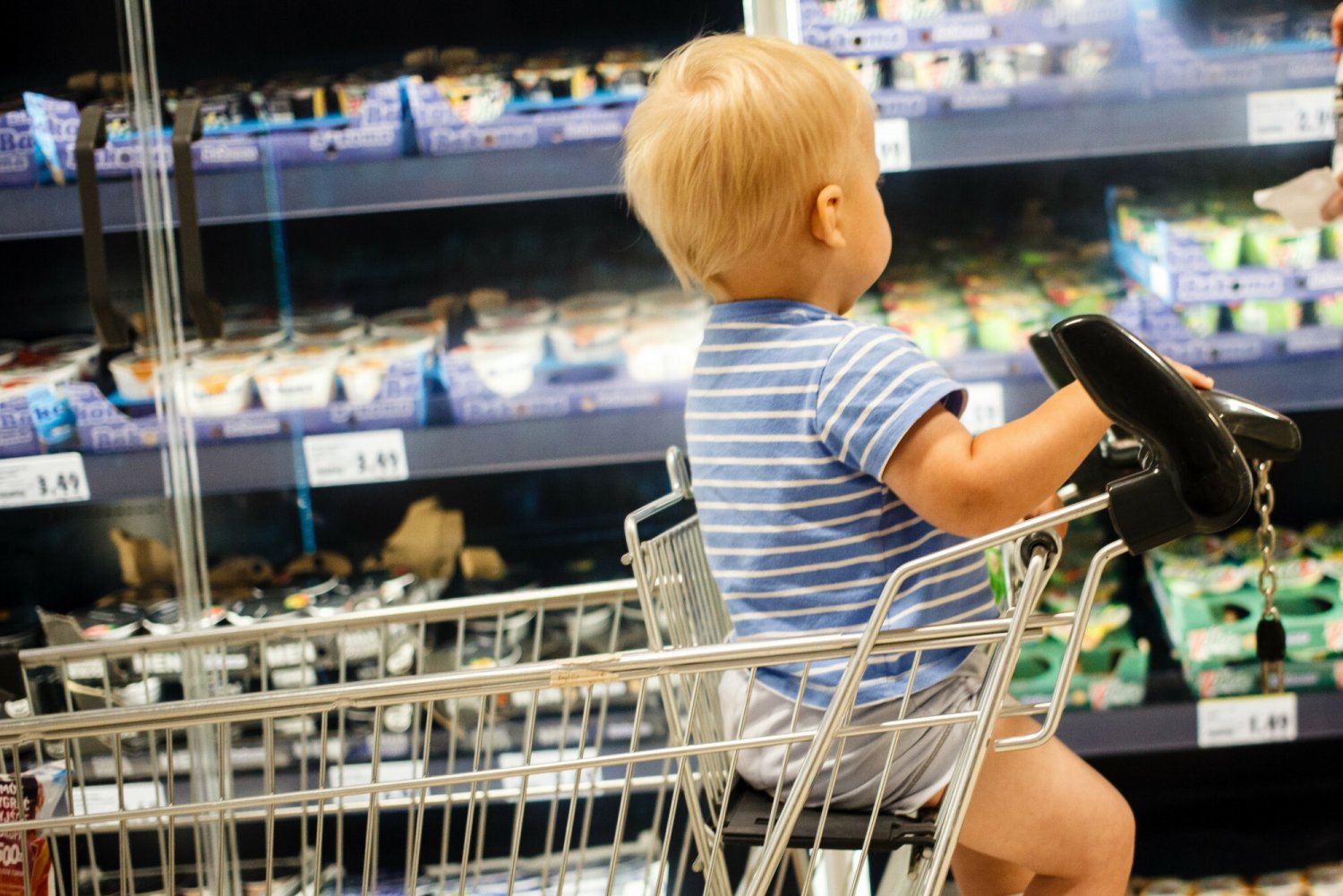 Dziecko dostało histerii, dziecko robi sceny, płacze na zakupach, starzy ludzie w sklepie