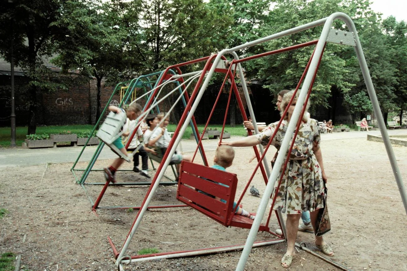 dzieci na placu zabaw z opiekunami dzieci na placu zabaw z opiekunami