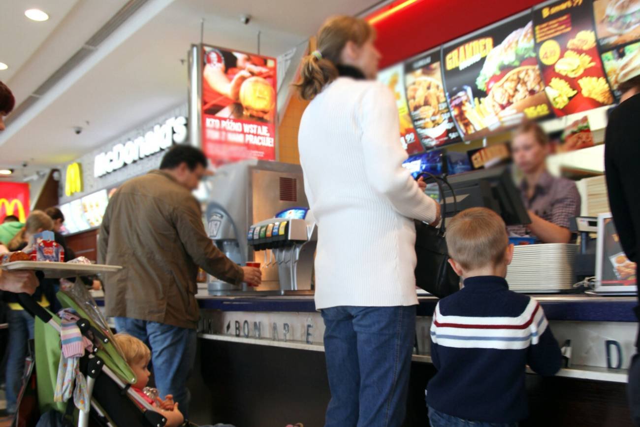 "Zabiera dzieci na fast fooda i siedzi na telefonie". Łatwo nam oceniać, sytuacja z KFC dowodem