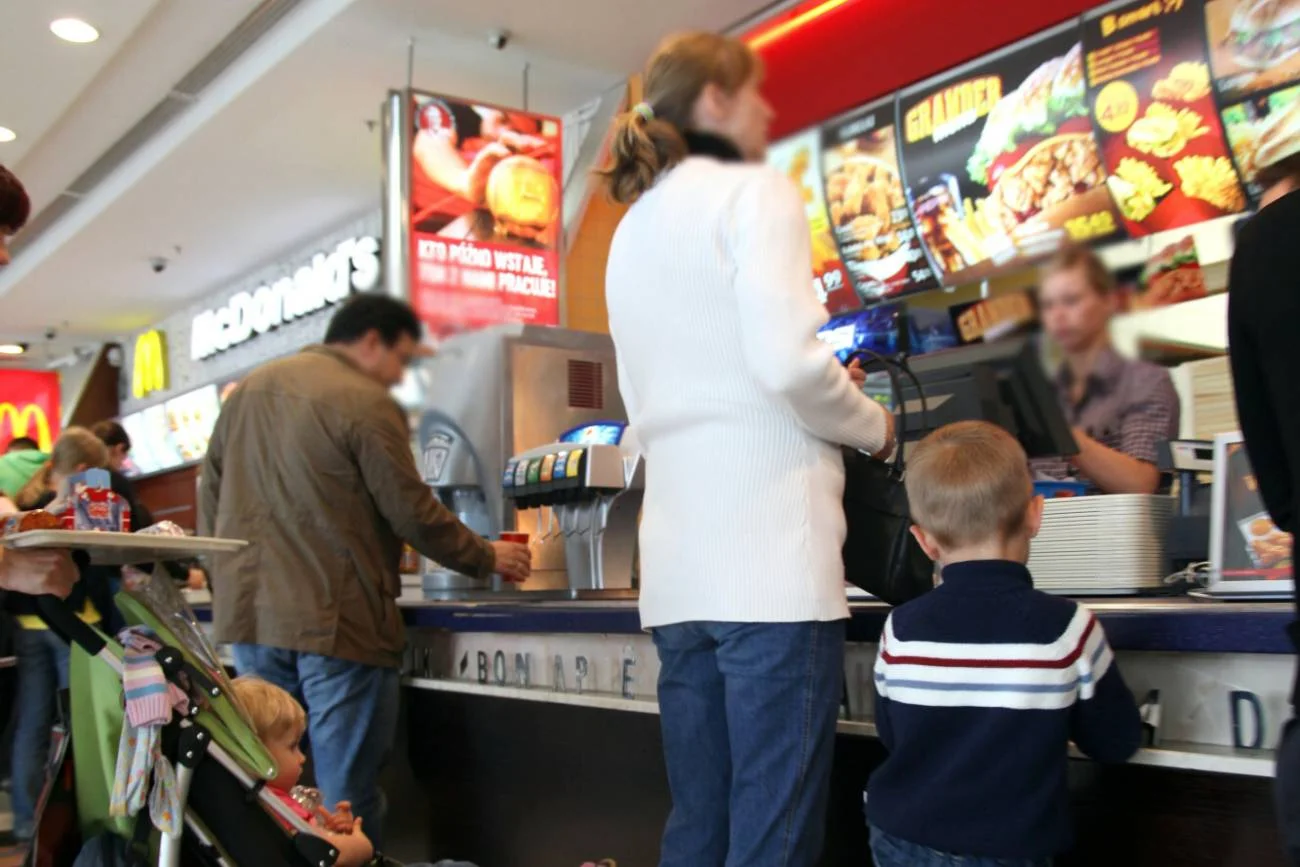 Kobieta z dzieckiem w sieci fast food.