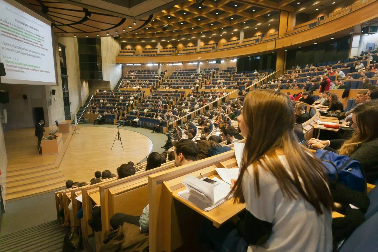 Studenci podczas wykładu na auli. Studenci podczas wykładu na auli.