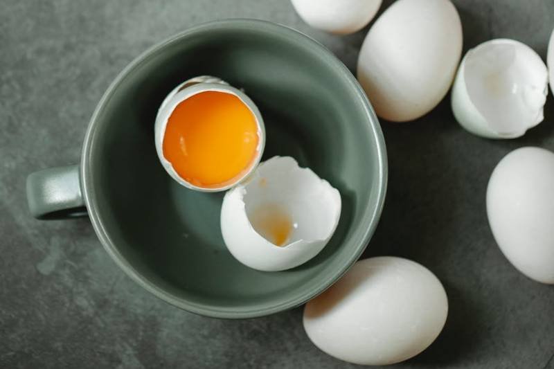 Jak zrobić jajko z płynnym żółtkiem? Przepis na jajko w koszulce