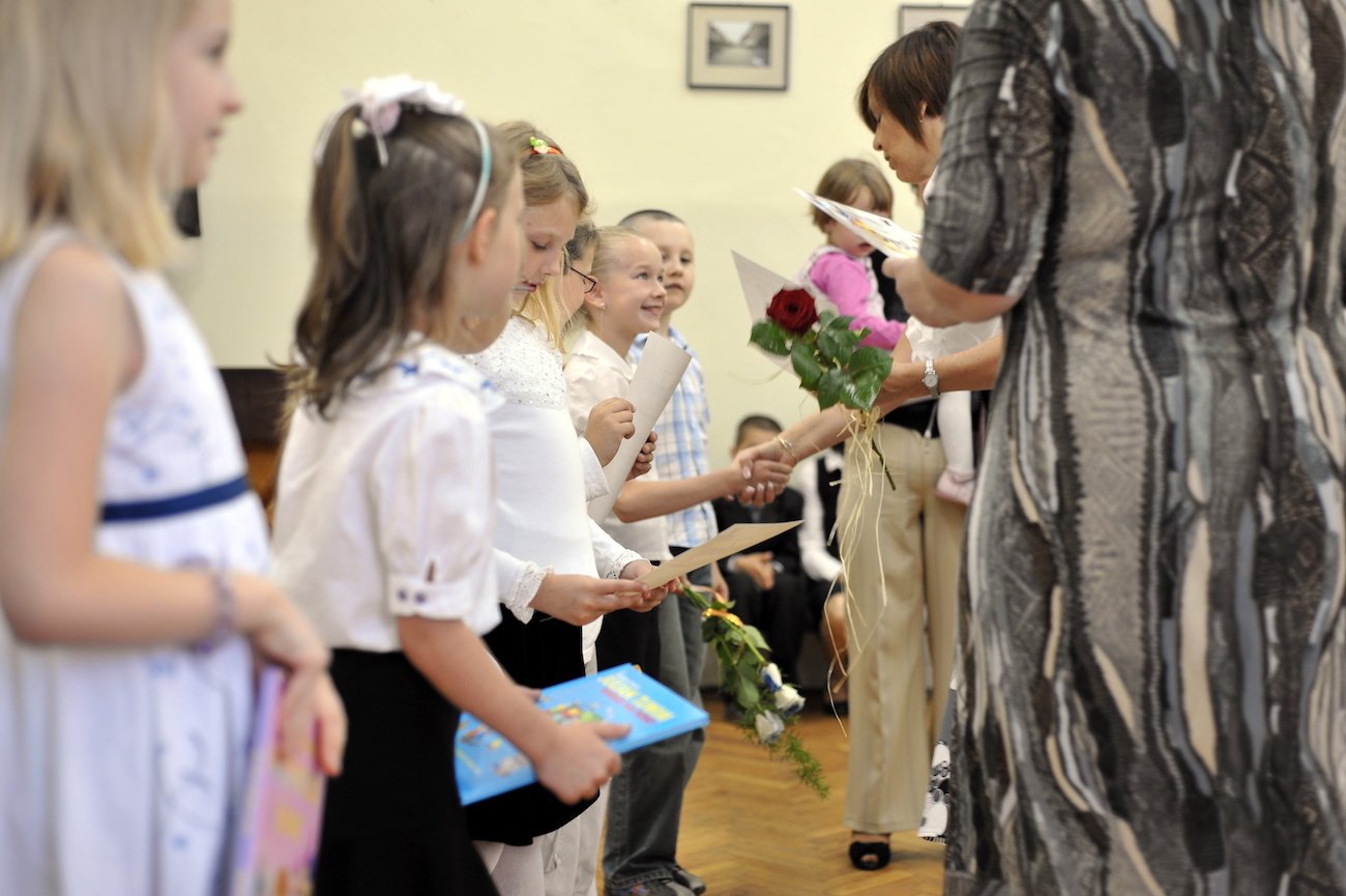 Córka rozpłakała się po szkolnym apelu. Pokolenie wazeliniarzy rośnie w siłę
