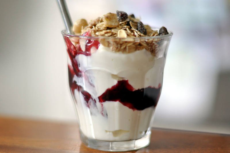 Jogurt, płatki owsiane, orzechy i owoce to dobry pomysł na spadek formy popołudniową porą