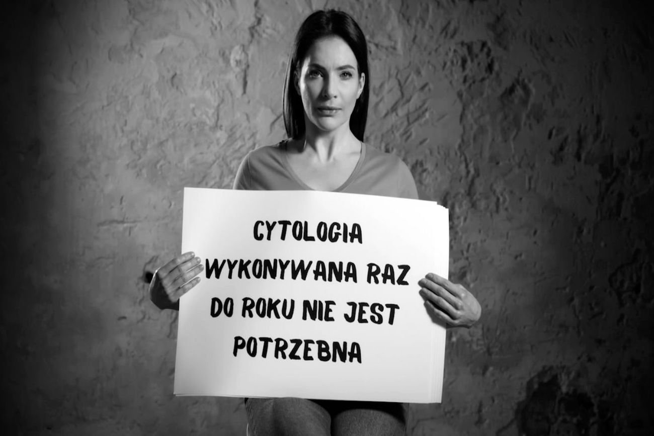 Anna Dereszowska z plakatem w dłoniach.