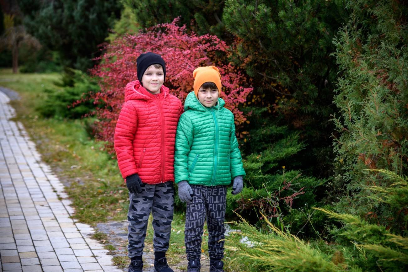 "Kwiecień to miesiąc gotowania jajek, a nie dzieci". Zdejmijcie im te czapki na placu zabaw!