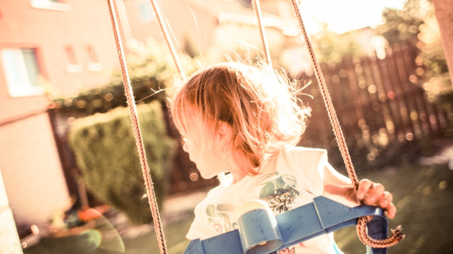 Fot. Picjumbo /[url=https://picjumbo.com/little-girl-on-a-swing/]Viktor Hanáček[/url] / [url=http://bit.ly/CC0-PD]CC0 Public Domain[/url]
