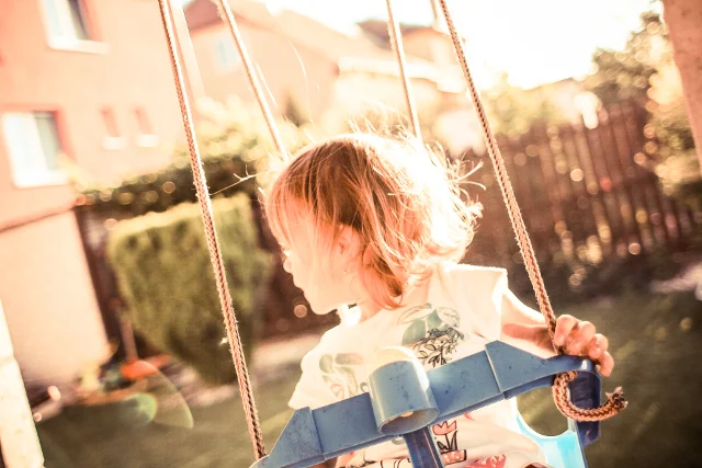 Fot. Picjumbo /[url=https://picjumbo.com/little-girl-on-a-swing/]Viktor Hanáček[/url] / [url=http://bit.ly/CC0-PD]CC0 Public Domain[/url]