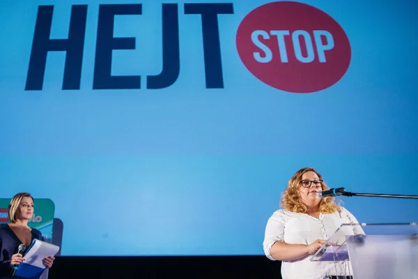 Joanna Grabarczyk odbiera nagrodę za kampanię HejtStop