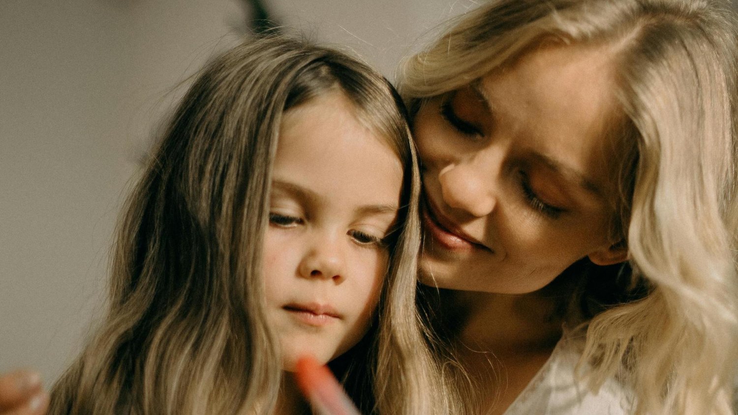 Relacja matka-córka może boleć. Każdy krok przypomina kobiecie, co straciła z własnej młodości