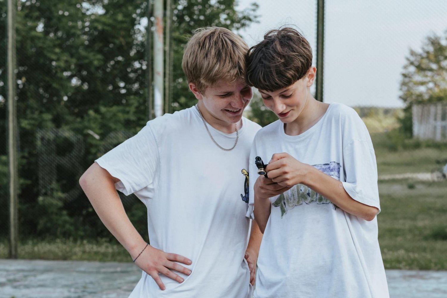nastolatkowie patrzą w telefon nastolatkowie patrzą w telefon