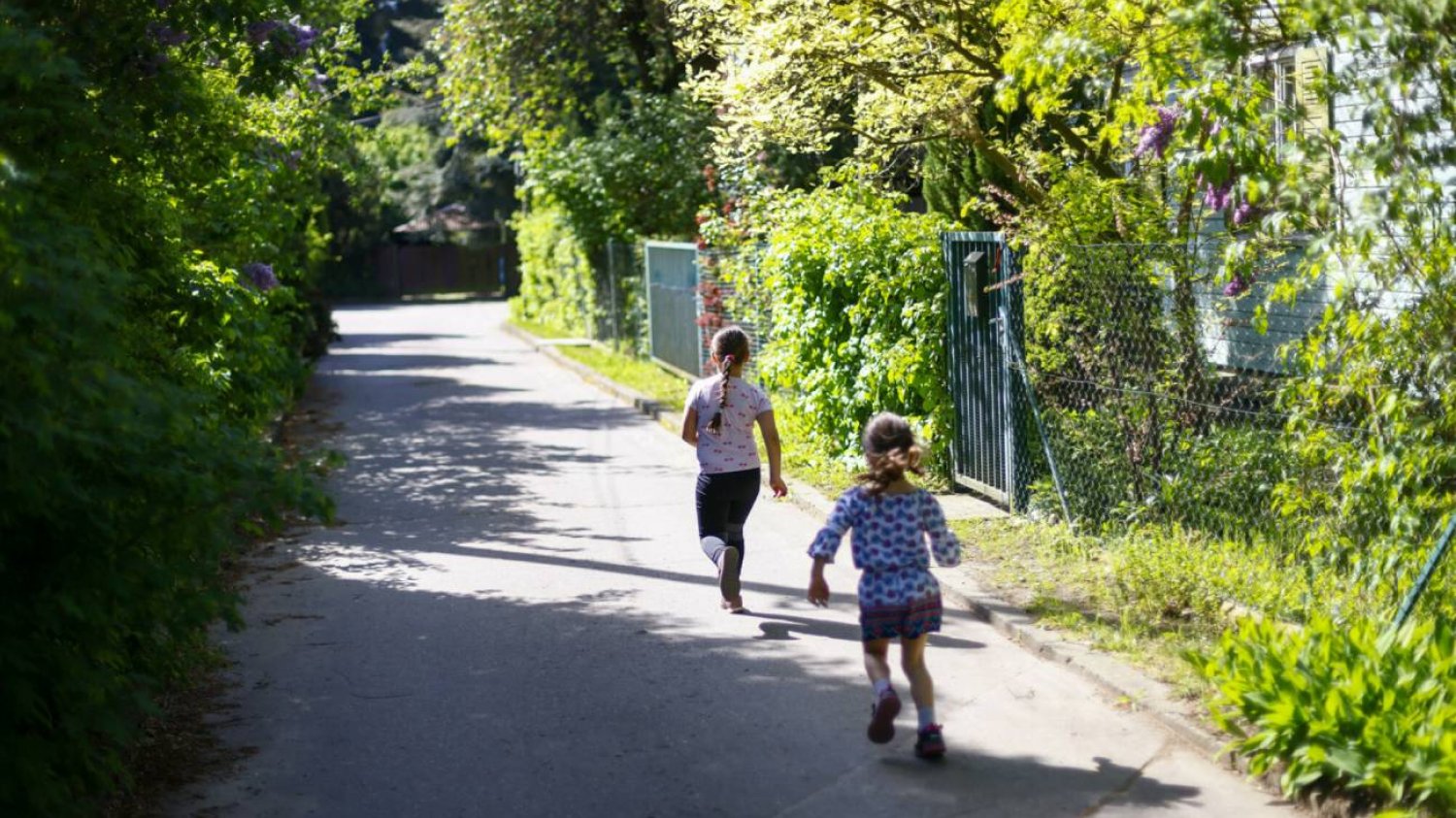 Dzieci biegające po osiedlu. Dzieci biegające po osiedlu.