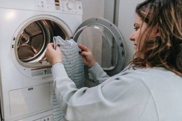 domowe triki, płyn do mycia naczyń, pranie, plamy, tłuste plamy, jak usunąć tłuste plamy