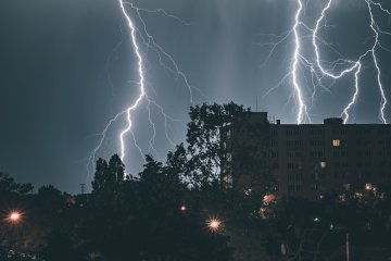 Zapas wody, świeczki, wkłady do lodówki turystycznej, co jeszcze powinniśmy mieć w domu na wypadek nagłej burzy.