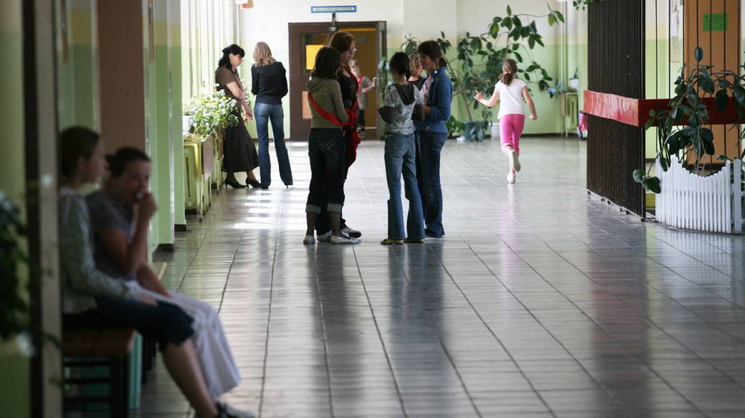 uczniowie na szkolnym korytarzu uczniowie na szkolnym korytarzu