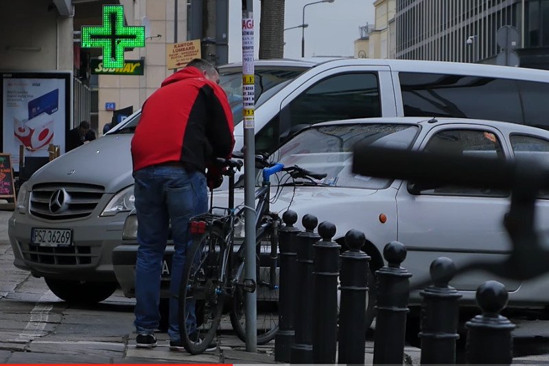 Kradnie rower w centrum Warszawy, na ul. Złotej, nikt nie reaguje.