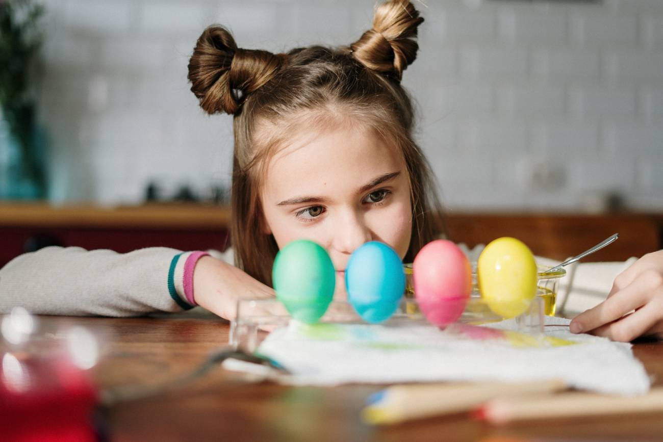 co zrobić żeby skorupki jajka nie pękały, pękające jajka, jak zrobić pisanki, ocet do gotowania jajek, sok z cytryny do gotowania jajek