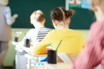 uczniowie w klasie podczas lekcji uczniowie w klasie podczas lekcji