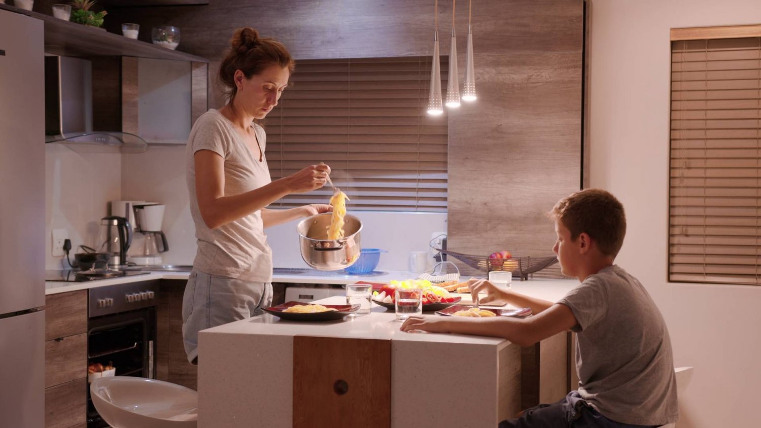 Zapytał kobiety, czy zostałyby w domu, żeby być "trad wife". Odpowiedzi matek dają do myślenia