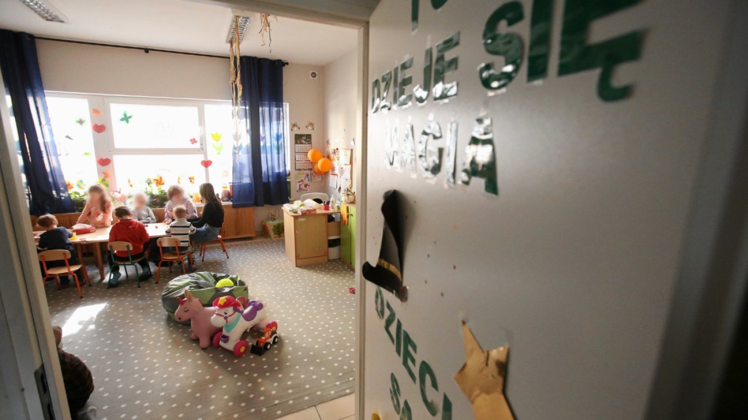 przedszkolna sala z nauczycielkami i dziećmi przedszkolna sala z nauczycielkami i dziećmi