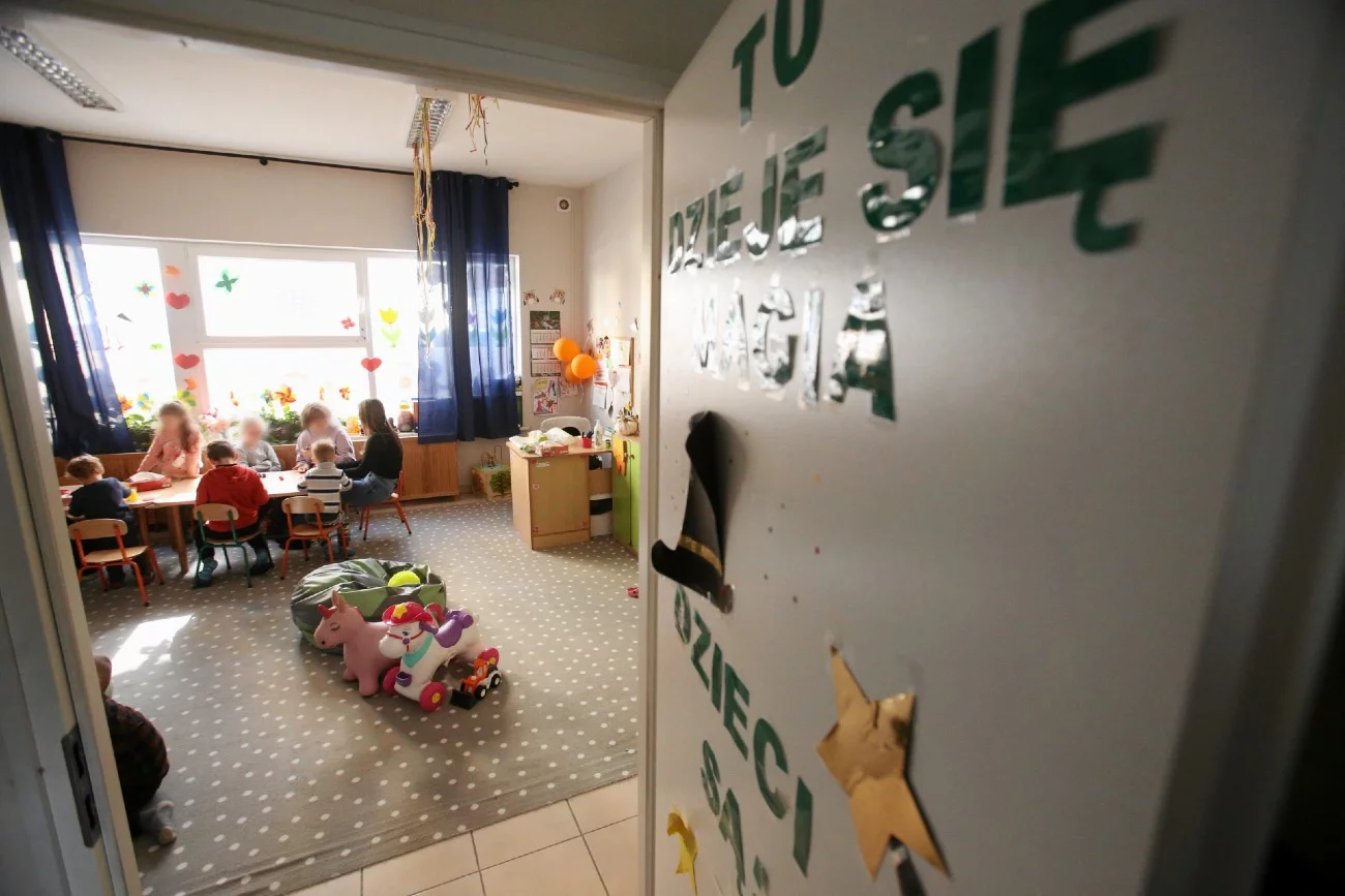 przedszkolna sala z nauczycielkami i dziećmi