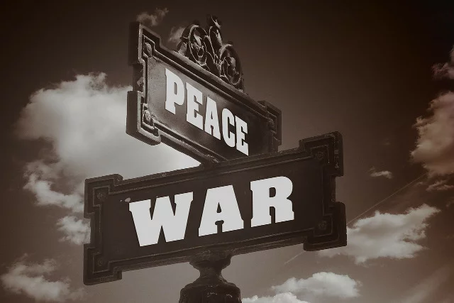 Fot. Pixabay / [url=https://pixabay.com/en/war-harmony-street-sign-note-227167/]geralt[/url] / [url=https://pixabay.com/en/service/terms/#download_terms]CC0 Public Domain[/url]