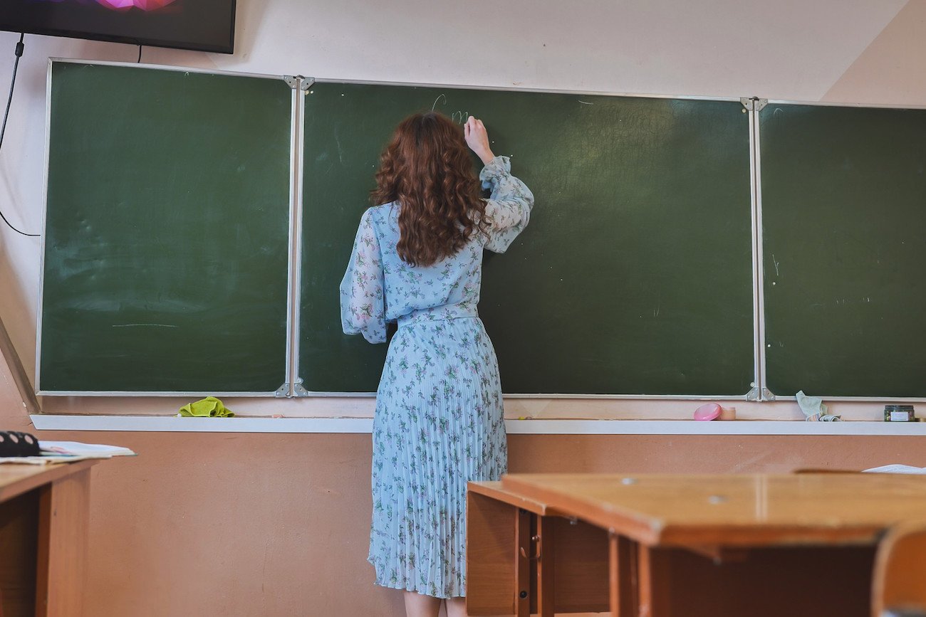 młoda nauczycielka przy tablicy nauczycielka przy tablicy