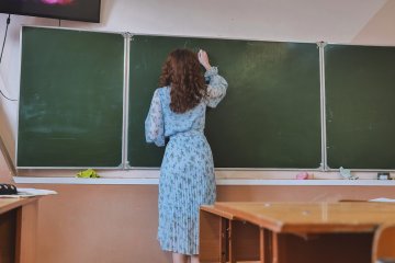 młoda nauczycielka przy tablicy nauczycielka przy tablicy