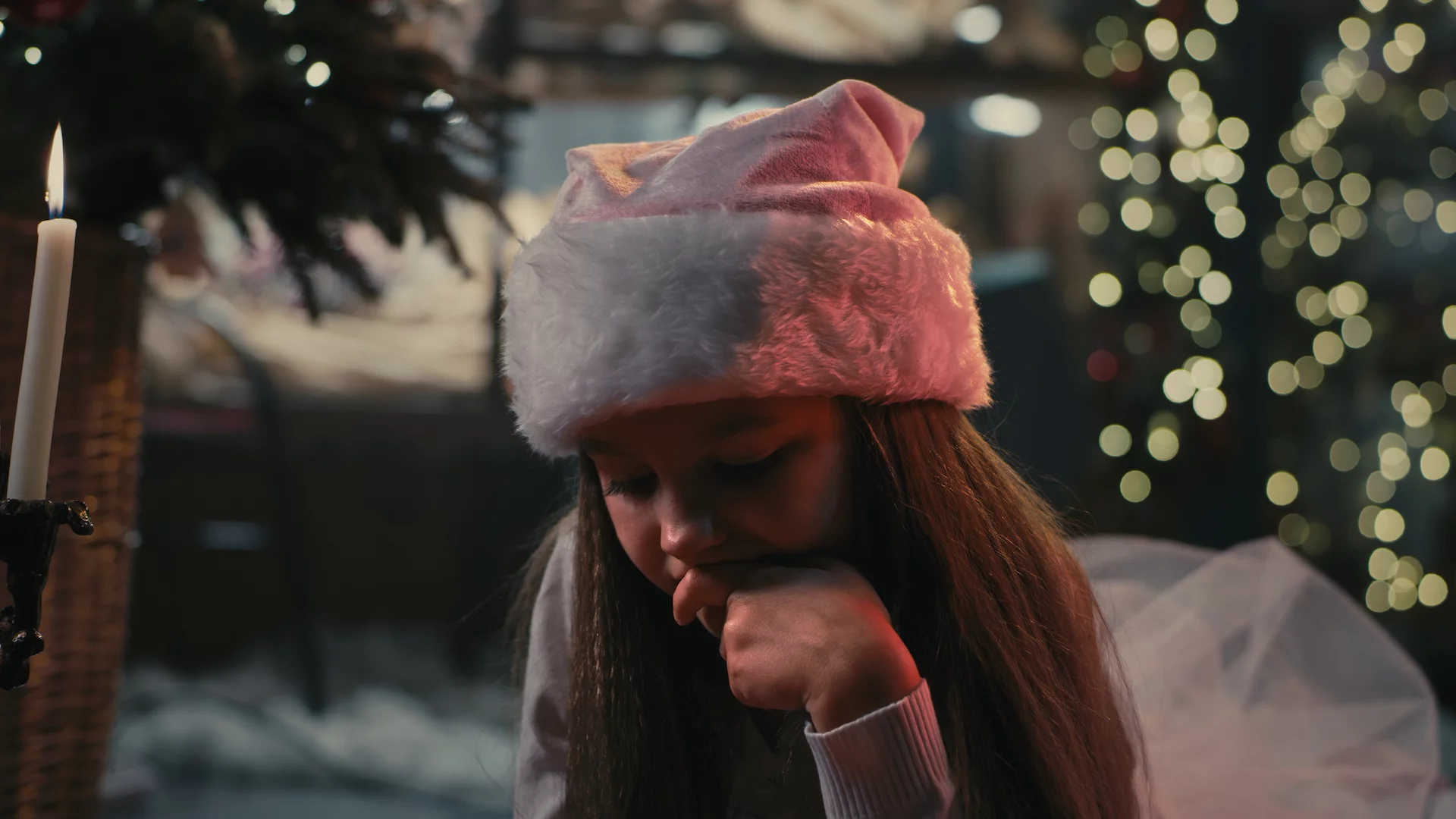 dziewczynka w czapce Świętego Mikołaja dziewczynka w czapce Świętego Mikołaja