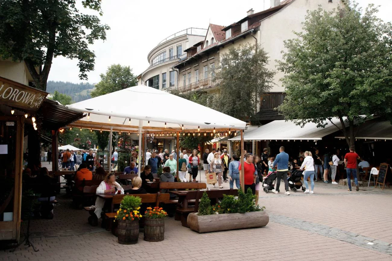 Deptak na Krupówkach w Zakopanem, gdzie jest wiele restauracji.