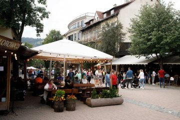 Deptak na Krupówkach w Zakopanem, gdzie jest wiele restauracji.