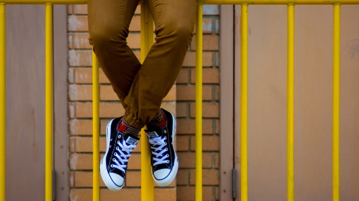 Fot. Pixabay / [url=https://pixabay.com/pl/converse-buty-sneakers-%C5%BC%C3%B3%C5%82ty-925773/]StockSnap[/url] / [url=https://pixabay.com/pl/service/terms/#usage]CC0[/url]