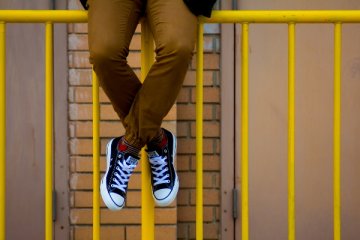 Fot. Pixabay / [url=https://pixabay.com/pl/converse-buty-sneakers-%C5%BC%C3%B3%C5%82ty-925773/]StockSnap[/url] / [url=https://pixabay.com/pl/service/terms/#usage]CC0[/url]