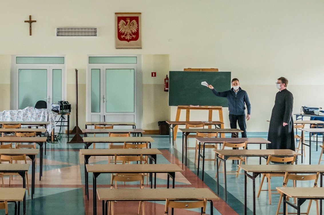 Ksiądz, sala, religia, krzyż w szkole, pusta sala