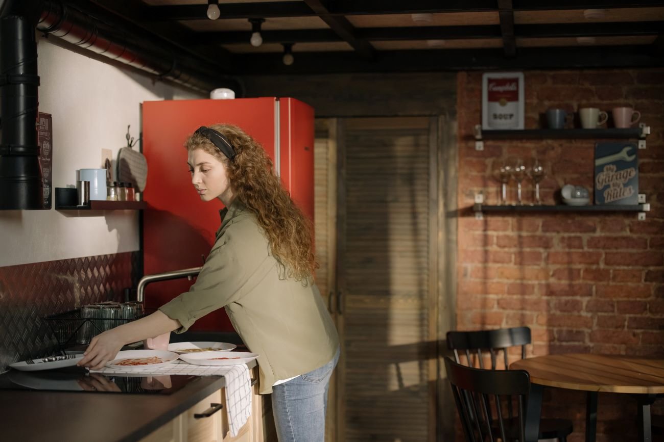 Nastolatek pomaga w domu