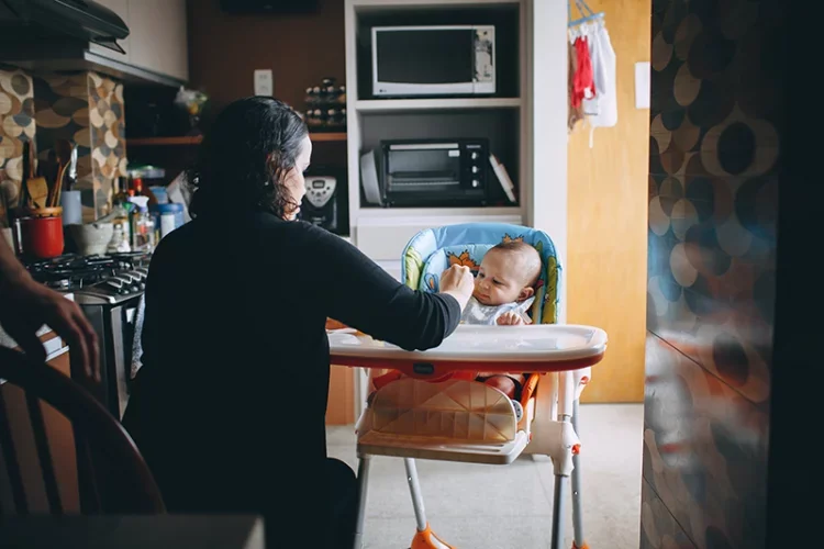 Czy niania powinna wiedzieć o zainstalowanych w domu kamerach?