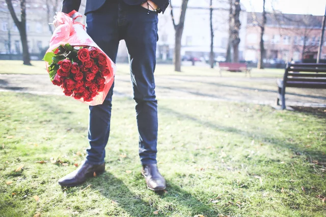 Fot. Picjumbo /[url=http://picjumbo.com/gentleman-holding-a-bouquet-of-roses/]Viktor Hanáček[/url] / [url=http://bit.ly/CC0-PD]CC0 Public Domain[/url]